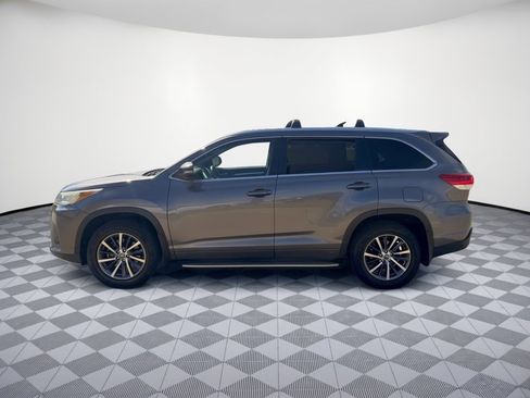 Used 2017 Toyota Highlander XLE FWD image 2