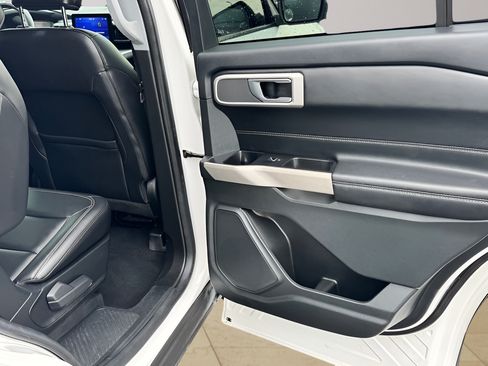 Used 2022 Ford Explorer XLT w/ Equipment Group 202A RWD image 17