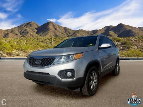 Used 2013 Kia Sorento LX w/ Convenience Pkg FWD image 2