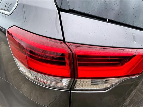 Used 2018 Toyota Highlander Plus FWD image 28