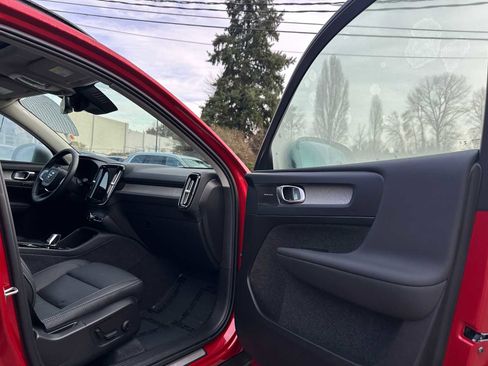 Certified 2024 Volvo XC40 B5 Plus w/ Protection Package Premier image 11