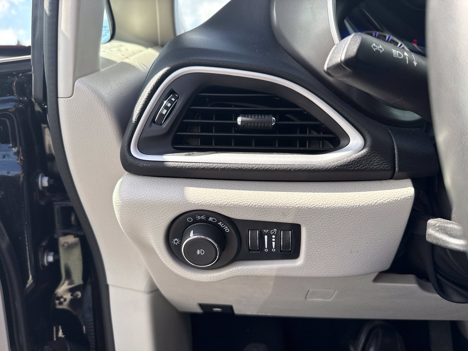 Used 2024 Chrysler Pacifica Touring-L FWD image 19