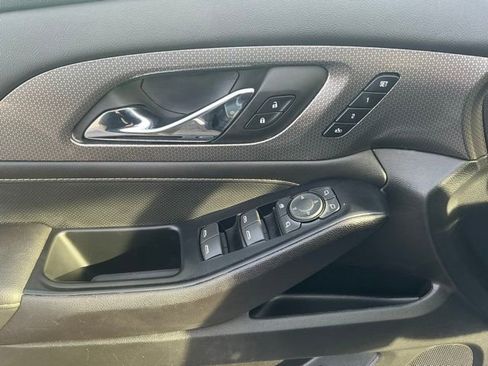 Used 2023 Chevrolet Traverse Premier FWD image 18