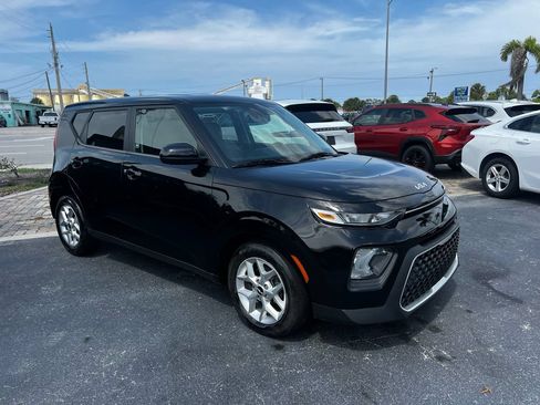 Used 2022 Kia Soul LX w/ Technology Package FWD image 10