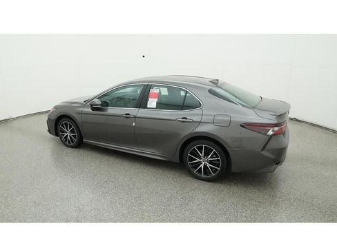 Used 2023 Toyota Camry SE image 5