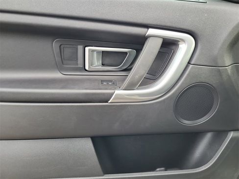 Used 2017 Land Rover Discovery Sport SE image 11