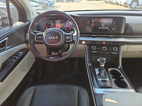 Used 2022 Kia Carnival LX image 11