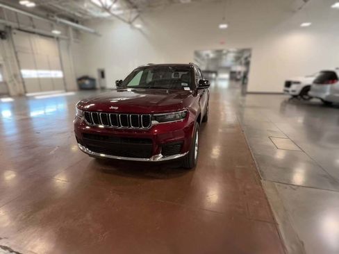 New 2025 Jeep Grand Cherokee L Laredo image 3