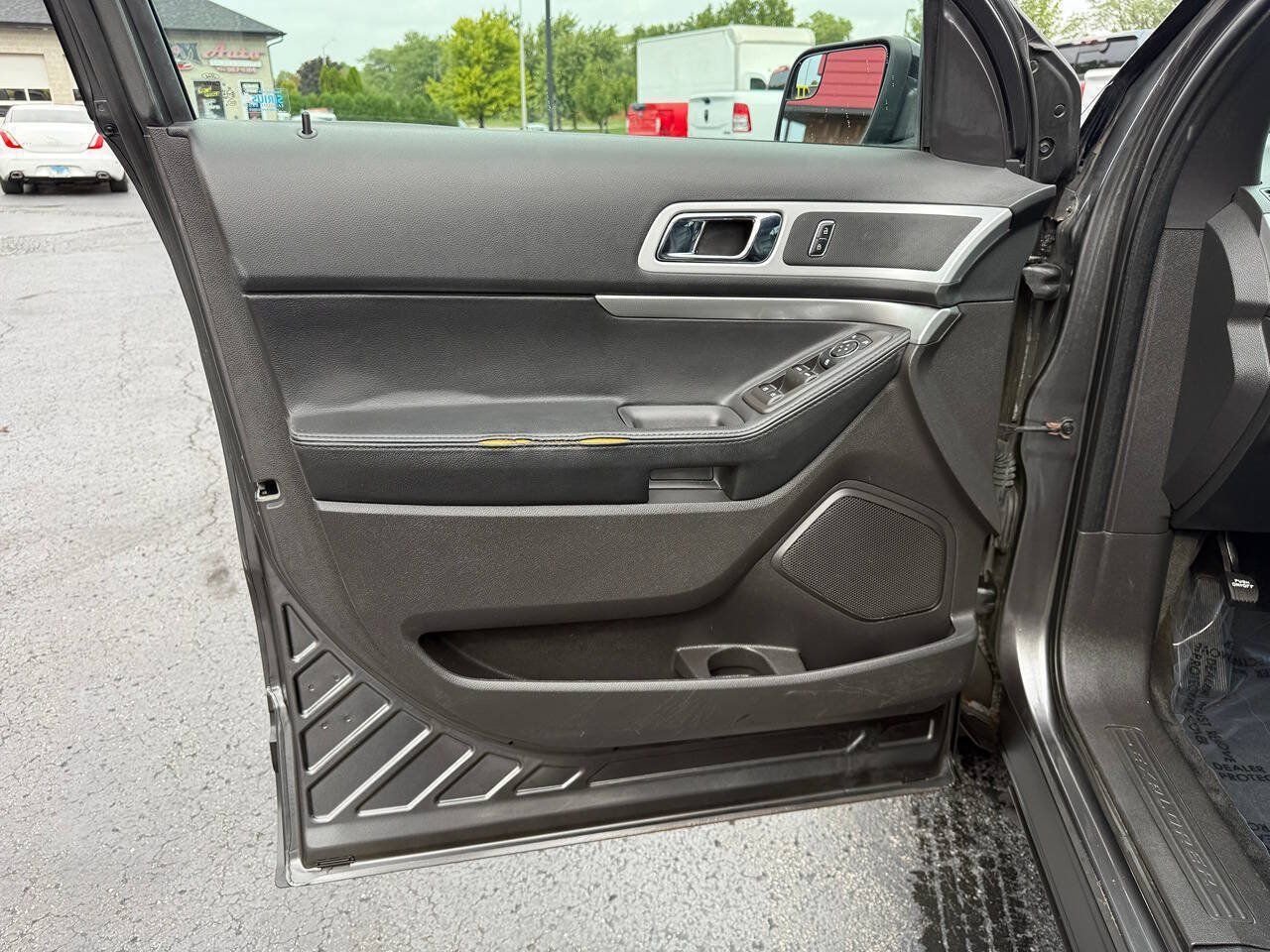 Used 2015 Ford Explorer XLT w/ Equipment Group 202B AWD/4WD image 19