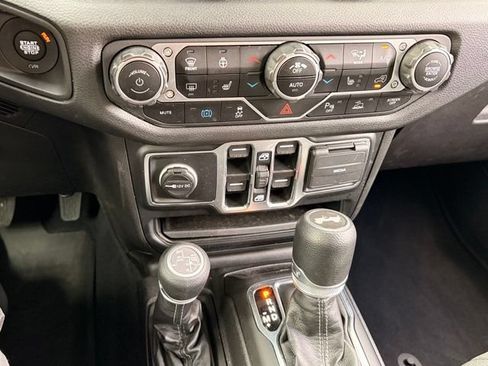 Used 2024 Jeep Wrangler Unlimited w/ Convenience Group AWD/4WD image 19
