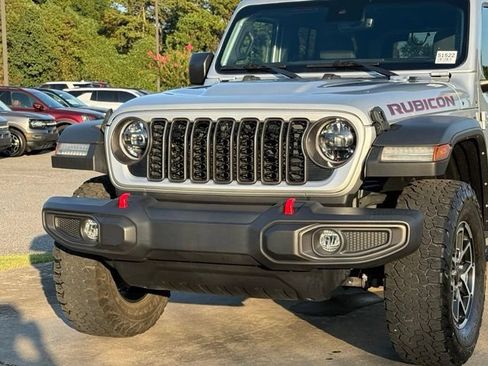 Used 2024 Jeep Wrangler Unlimited Rubicon w/ Technology Group AWD/4WD image 11
