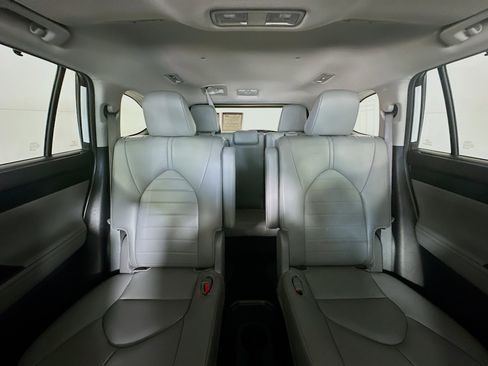 Certified 2024 Toyota Highlander XLE image 30