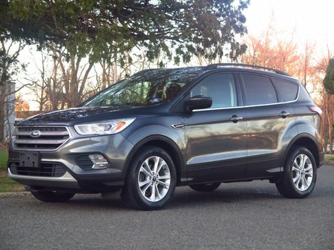 Used 2017 Ford Escape SE w/ Equipment Group 201A image 1