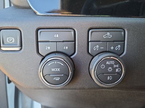 Used 2025 Chevrolet Silverado 2500 LT w/ Convenience Package image 24