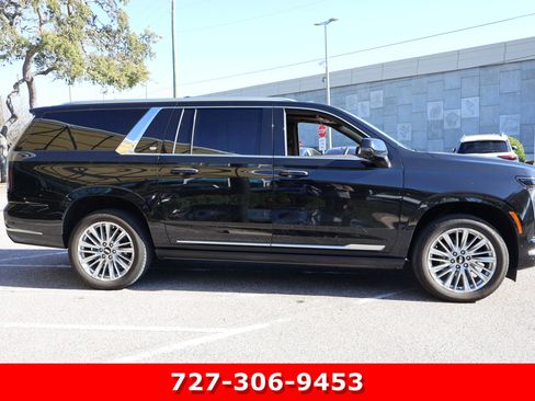 Used 2025 Cadillac Escalade ESV Premium Luxury image 11