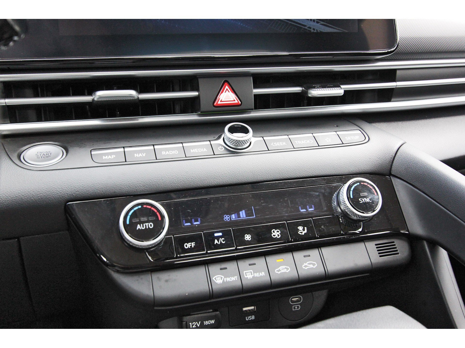 Used 2024 Hyundai Elantra SEL FWD image 28