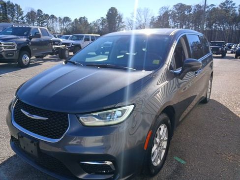 Used 2023 Chrysler Pacifica Touring-L image 7