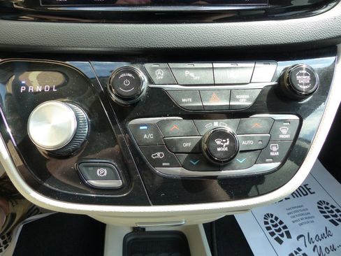 Used 2024 Chrysler Pacifica Touring-L FWD image 49
