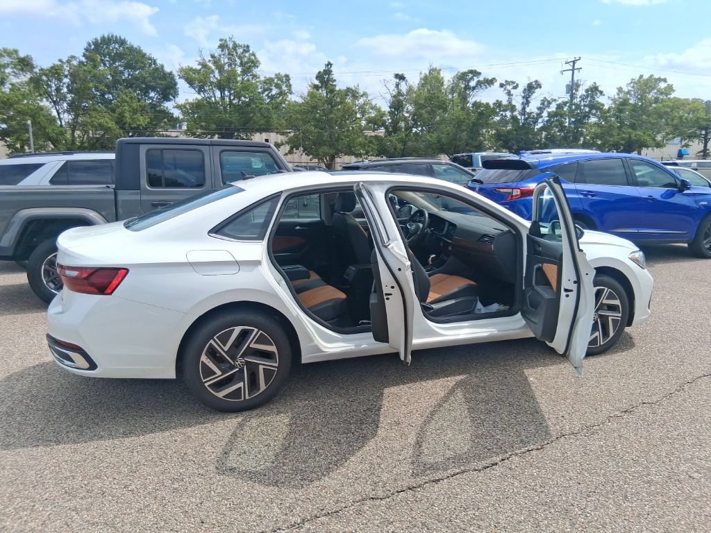 Used 2024 Volkswagen Jetta SEL FWD image 16