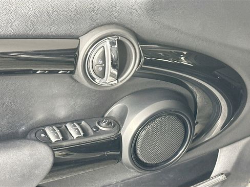 Used 2019 MINI Cooper 4-Door Hardtop image 23