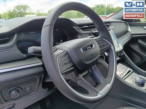 Used 2024 Jeep Grand Cherokee Altitude AWD/4WD image 4