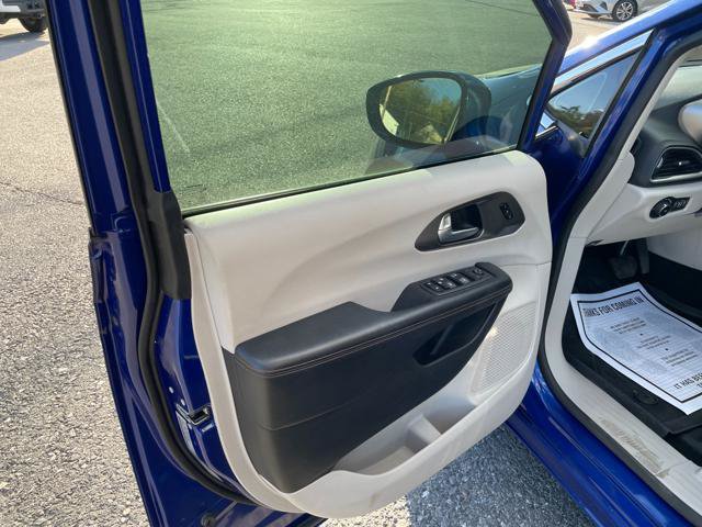 Used 2020 Chrysler Pacifica Touring-L FWD image 13