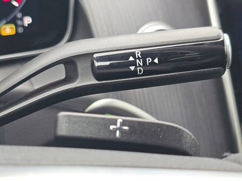 Used 2025 Mercedes-Benz GLC 300 4MATIC image 34