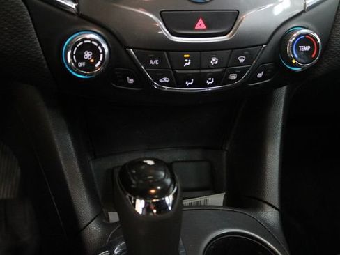 Used 2018 Chevrolet Cruze LT FWD image 19