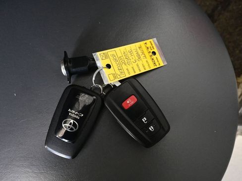 Used 2019 Toyota C-HR XLE image 22