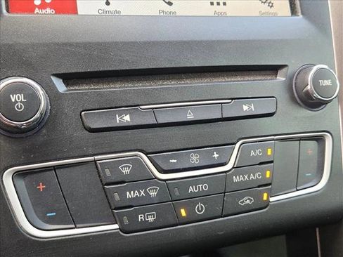 Used 2017 Ford Fusion SE w/ Fusion SE Technology Package image 17