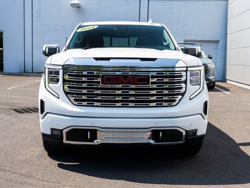 Used 2024 GMC Sierra 1500 Denali w/ Technology Package AWD/4WD image 2