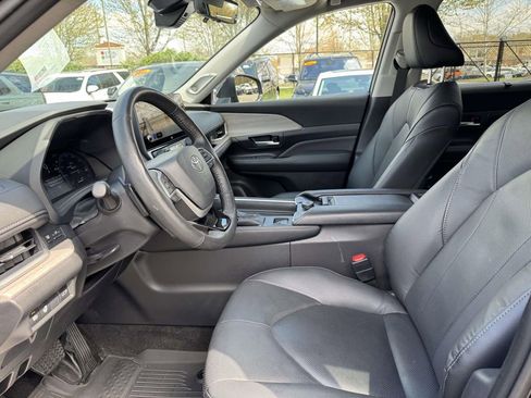Used 2025 Toyota Grand Highlander AWD image 14