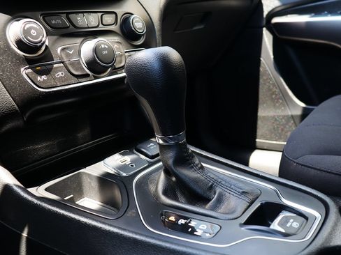 Used 2019 Jeep Cherokee Latitude w/ Popular Appearance Group FWD image 51