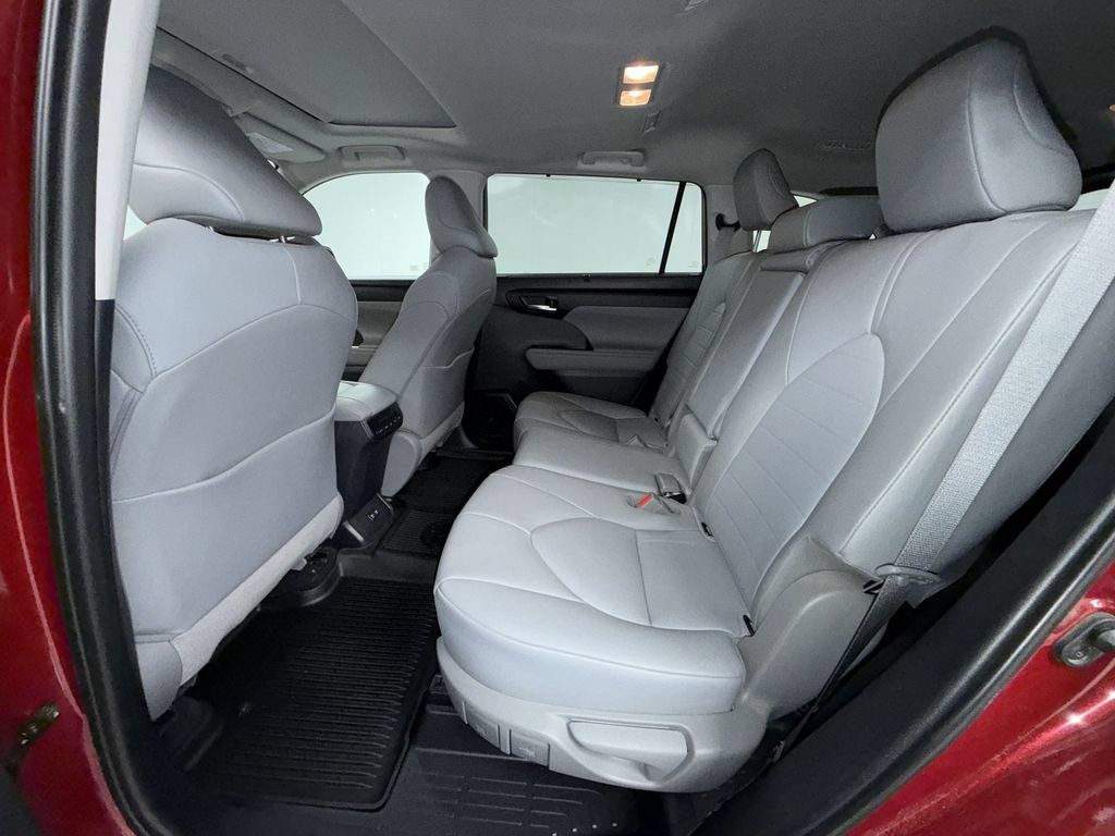 Used 2020 Toyota Highlander XLE AWD/4WD image 13