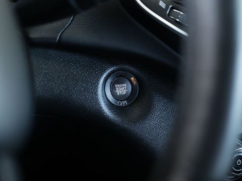 Used 2019 Jeep Cherokee Trailhawk w/ Cold Weather Group image 20