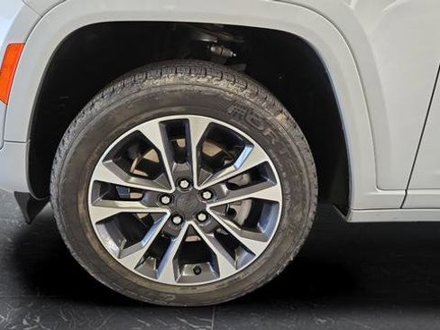 Used 2022 Jeep Grand Cherokee L Overland w/ Luxury Tech Group IV AWD/4WD image 43