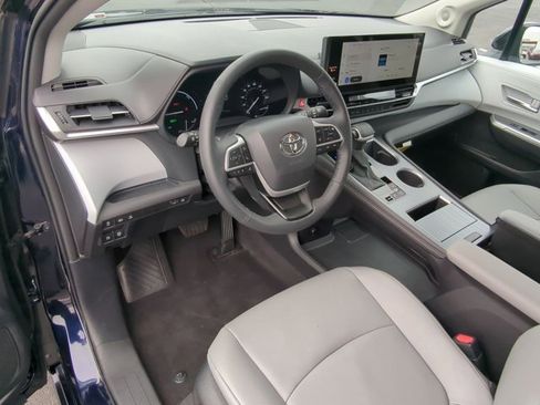 Used 2025 Toyota Sienna XLE image 9
