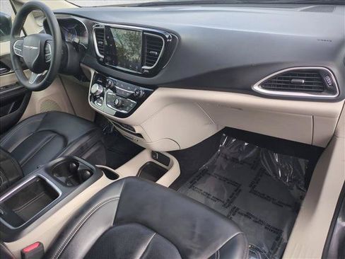 Used 2023 Chrysler Pacifica Touring-L FWD image 21