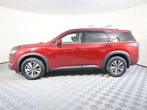Used 2023 Nissan Pathfinder SL image 2