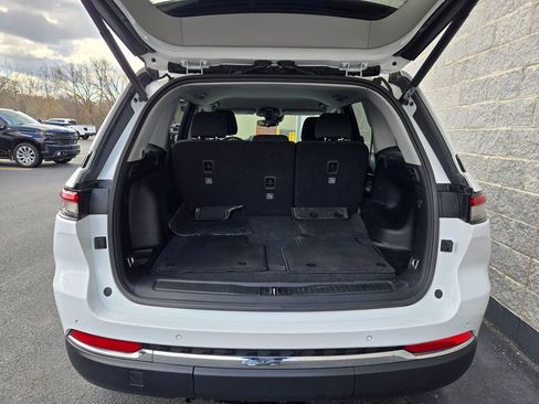 Used 2023 Jeep Grand Cherokee Laredo w/ Luxury Tech Group I AWD/4WD image 36