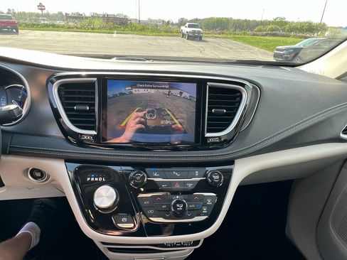 Used 2024 Chrysler Pacifica Limited FWD image 27