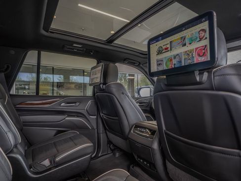 Used 2023 Cadillac Escalade Premium Luxury AWD/4WD image 28