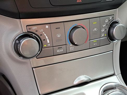 Used 2012 Toyota Highlander FWD image 32