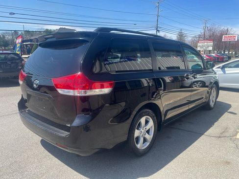 Used 2014 Toyota Sienna LE image 4