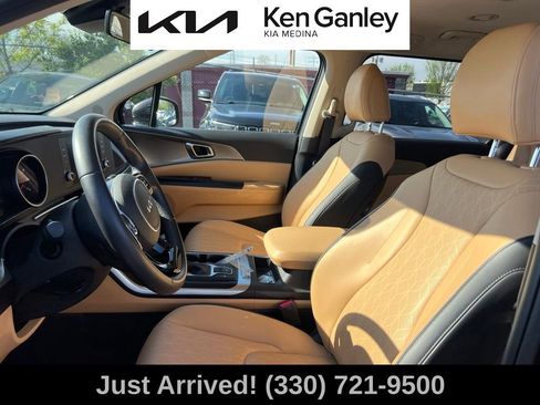 Used 2024 Kia Carnival LX FWD image 11