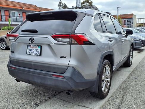 Used 2021 Toyota RAV4 XLE Premium w/ Carpet Mat Package (TMS) FWD image 22