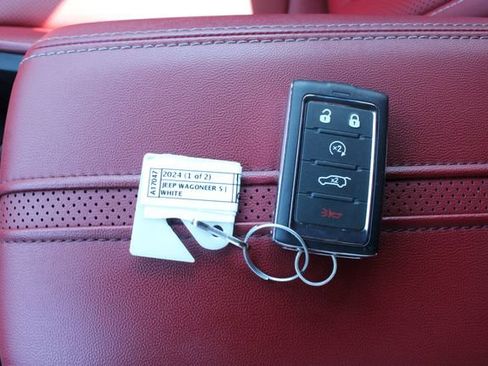 Used 2024 Jeep Wagoneer Limited AWD/4WD image 30