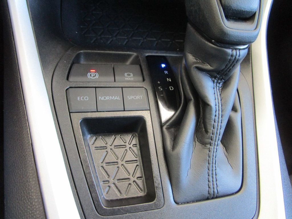 Used 2025 Toyota RAV4 XLE FWD image 36