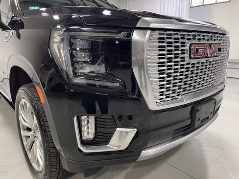Used 2023 GMC Yukon XL Denali w/ Advanced Technology Package image 11