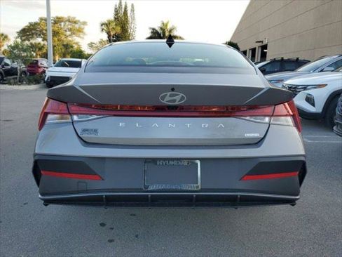 New 2024 Hyundai Elantra Blue image 4